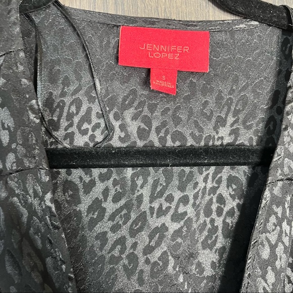 .:🌼3/$30🌼NWOT Jennifer Lopez Leopard Printed Silky Wrap Blouse Size Small - Picture 8 of 16